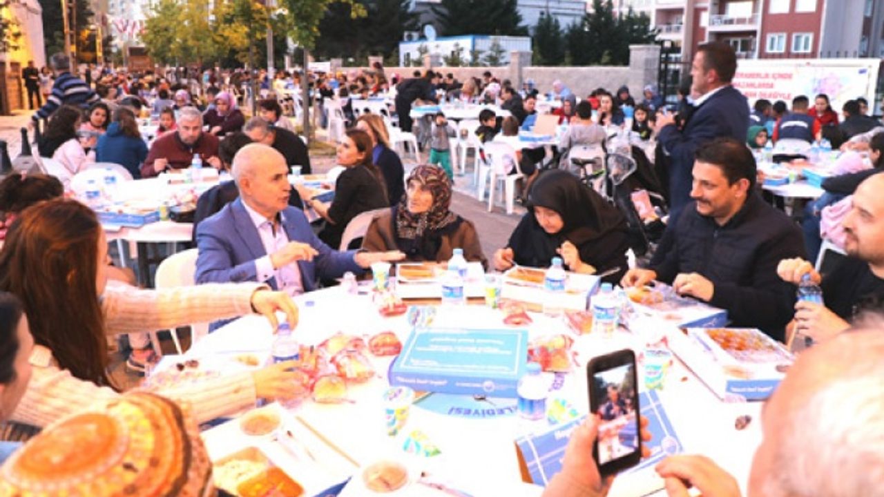Akgün ramazanın güzelilğini halkla paylaşıyor