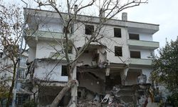 Büyükçekmece'de riskli yapıların yıkımı sürüyor