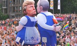 Amsterdam’da Trump ve Putin’i öpüştürdüler