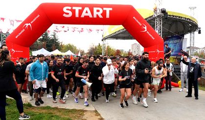 Yüzlerci kişi Ata'ya saygı için koştu