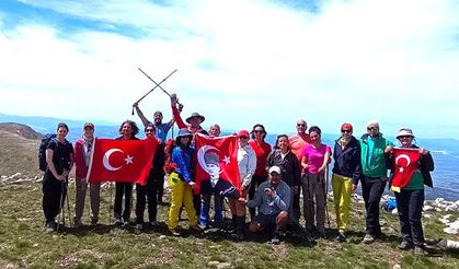 2270 metrede bayrak açıp 19 Mayıs’ı kutladılar