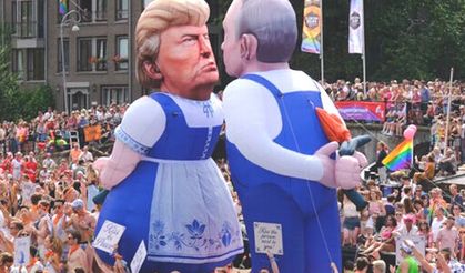 Amsterdam’da Trump ve Putin’i öpüştürdüler