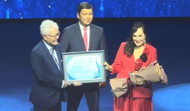 Türkan Şoray’a Kırgızistan’da ödül