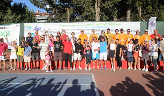 Büyükçekmece Tenis Turnuvası'nda ödül töreni