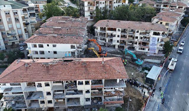 Büyükçekmece’de “çok riskli”bir site daha yıkıldı