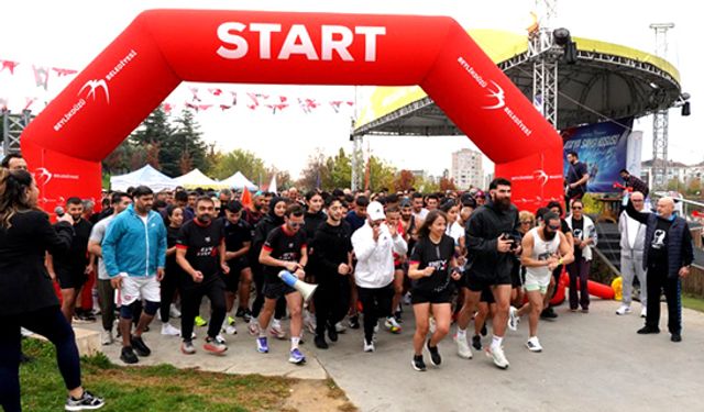 Yüzlerce kişi Ata'ya saygı için koştu