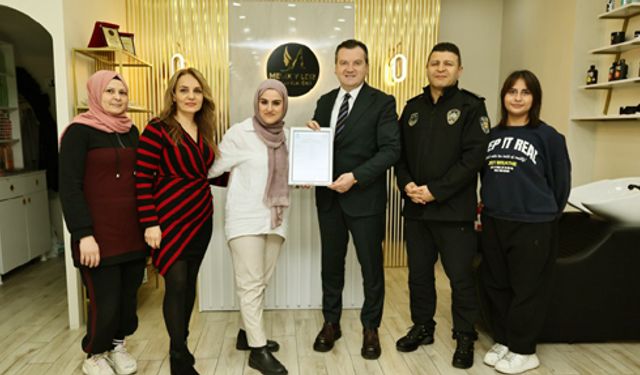 Balcıoğlu, esnaflara ruhsatlarını teslim ett