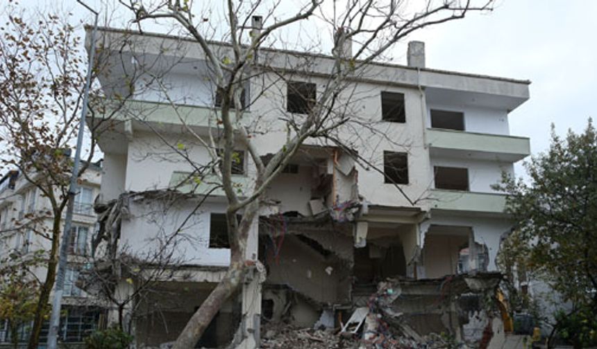 Büyükçekmece'de riskli yapıların yıkımı sürüyor