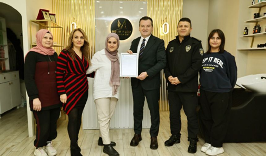 Balcıoğlu, esnaflara ruhsatlarını teslim ett