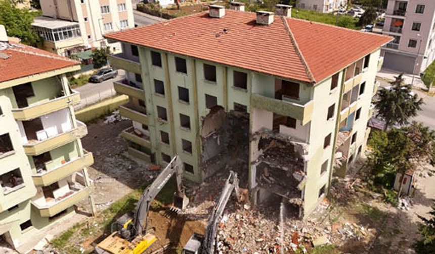 Büyükçekmece’de  40 riskli yapı yıkıldı